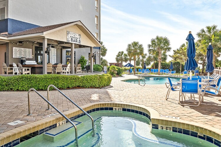 The poolside bar and outdoor hot tubs at Beach Colony Resort