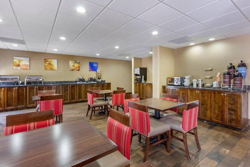The breakfast room and hot breakfast counter at Comfort Suites at the University