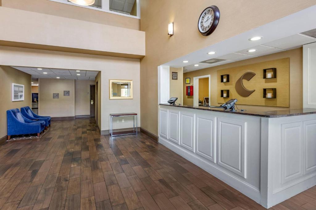 The front desk and lobby at Comfort Suites at the University
