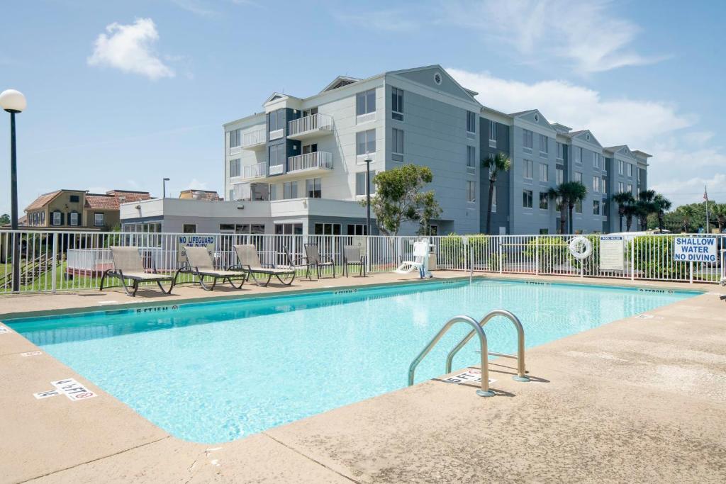 The outdoor pool and sun loungers beside the Holiday Inn Express in Little River